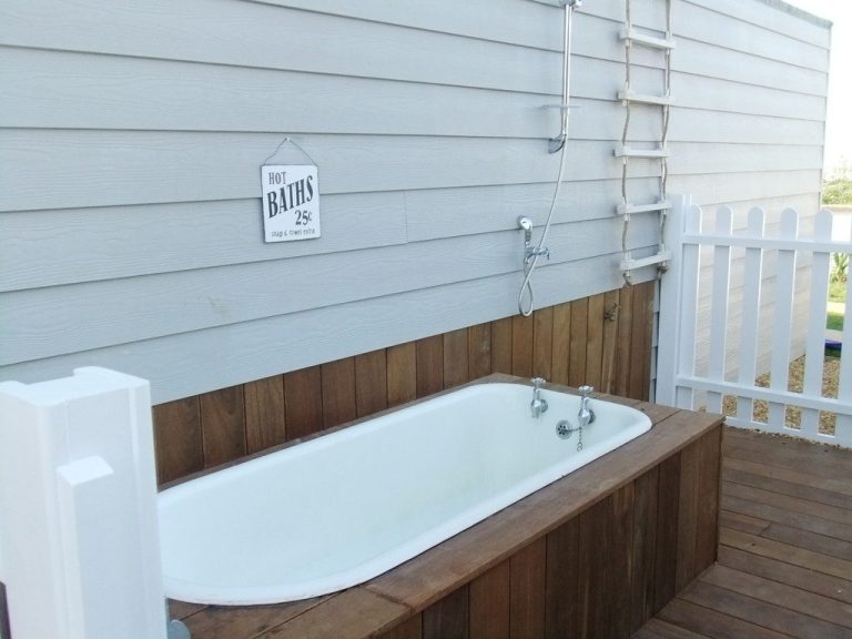 Samphire Beach House - Outdoor bath